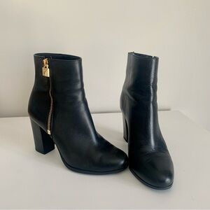 Michael Kors Black ankle boots Booties with gold zip - Sz 6